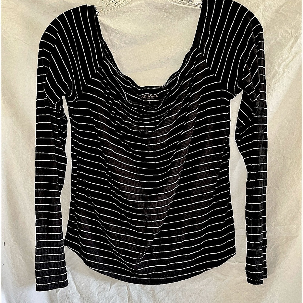 Arizona Jean Co. scoop neck top.  L